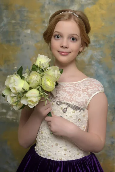 Menina Loira Com Buquê Rosas Suas Mãos — Fotografia de Stock