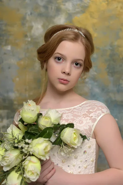金发碧眼的女孩与玫瑰花束在她的手中 — 图库照片
