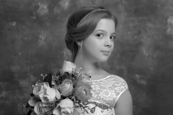 彼女の手にはバラの花束を持つブロンドの女の子 — ストック写真