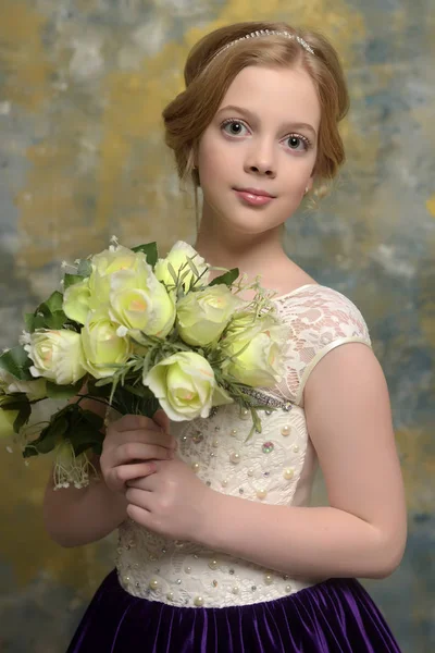 Blond Meisje Met Een Boeket Rozen Haar Handen — Stockfoto