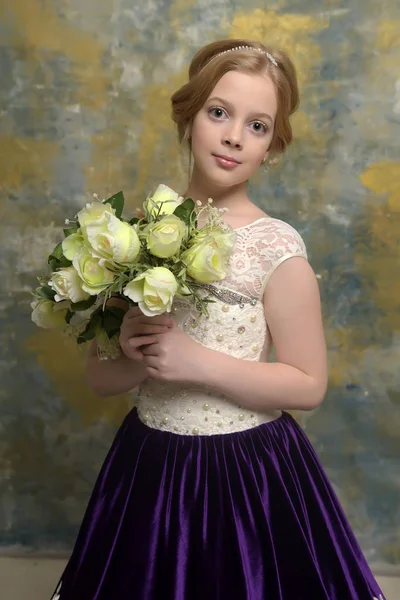 彼女の手にはバラの花束を持つブロンドの女の子 — ストック写真