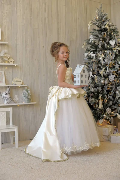 冬天公主在白色礼服在圣诞树 — 图库照片