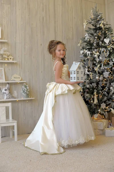 Winterprinzessin Weißen Kleid Weihnachtsbaum — Stockfoto