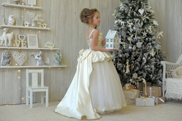 Principessa Invernale Abito Bianco All Albero Natale — Foto Stock