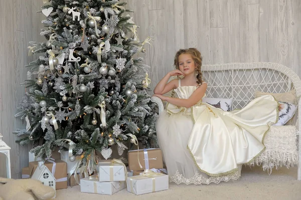 Winter Princess Witte Jurk Kerstboom — Stockfoto