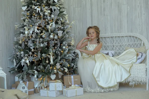 冬天公主在白色礼服在圣诞树 — 图库照片