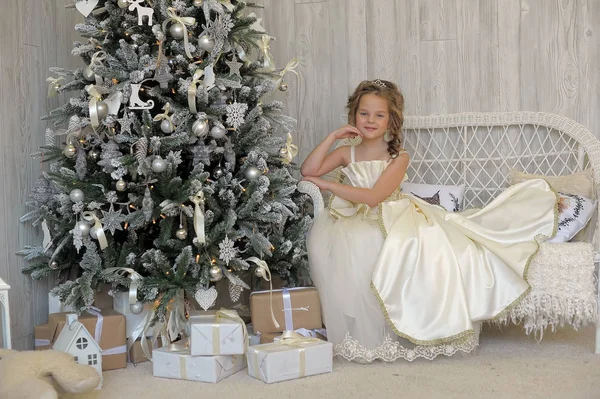 Winterprinzessin Weißen Kleid Weihnachtsbaum — Stockfoto