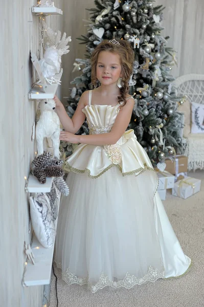 Princesa Inverno Vestido Branco Árvore Natal — Fotografia de Stock