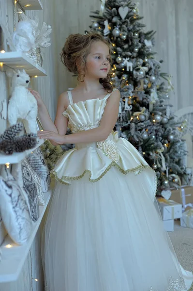 Princesa Inverno Vestido Branco Árvore Natal — Fotografia de Stock