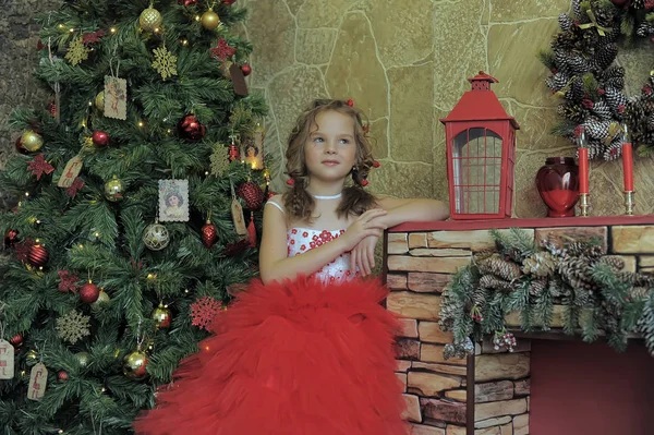 Chica Vestido Rojo Con Una Linterna Navidad — Foto de Stock