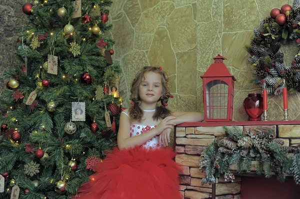 Fille Dans Une Robe Rouge Avec Une Lampe Poche Noël — Photo