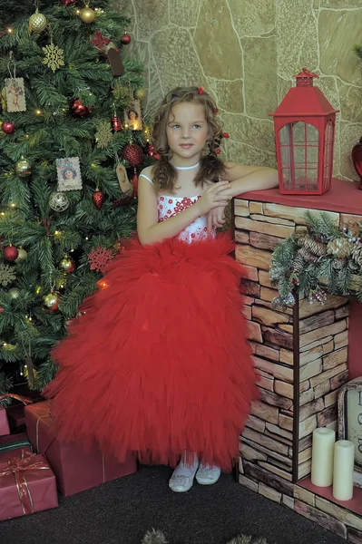 Meisje Een Rode Jurk Met Een Zaklamp Kerstmis — Stockfoto