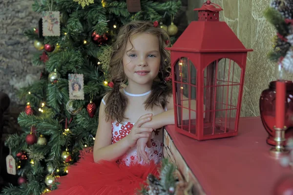 Meisje Een Rode Jurk Met Een Zaklamp Kerstmis — Stockfoto