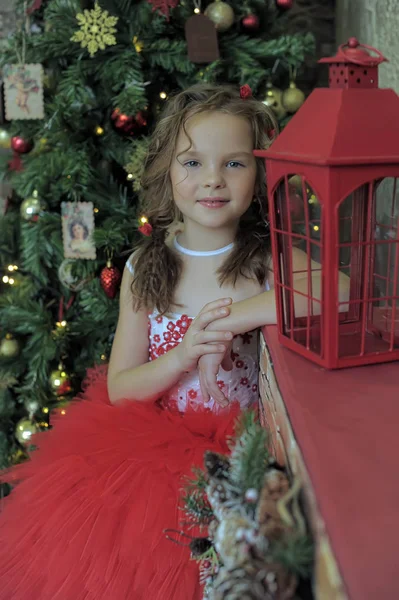 Menina Vestido Vermelho Com Uma Lanterna Natal — Fotografia de Stock