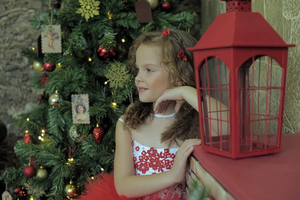 Девушка Красном Платье Фонариком Рождество — стоковое фото