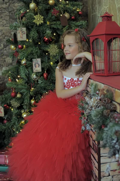 Chica Vestido Rojo Con Una Linterna Navidad — Foto de Stock