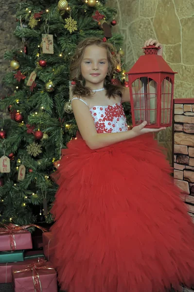 Dívka Červených Šatech Baterkou Vánoce — Stock fotografie