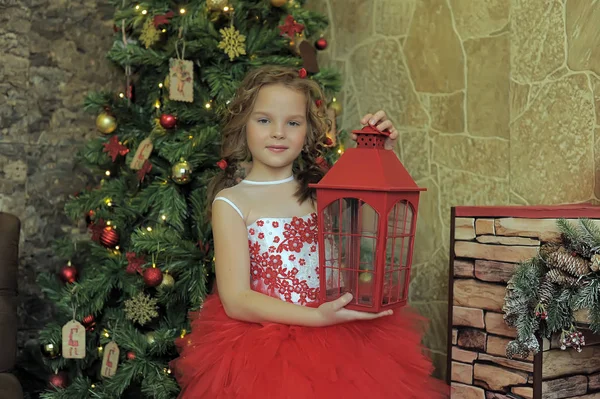 Fille Dans Une Robe Rouge Avec Une Lampe Poche Noël — Photo