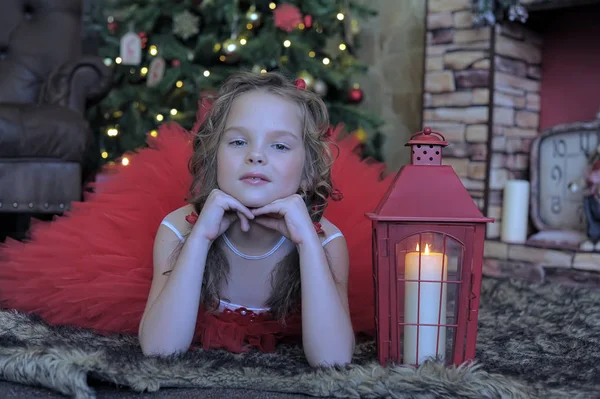 Menina Vestido Vermelho Com Uma Lanterna Natal — Fotografia de Stock