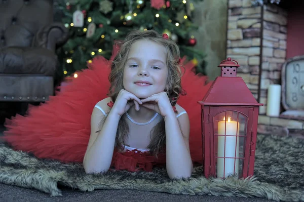 Fille Dans Une Robe Rouge Avec Une Lampe Poche Noël — Photo