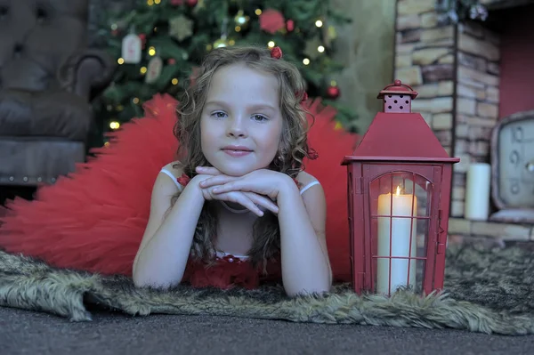 Meisje Een Rode Jurk Met Een Zaklamp Kerstmis — Stockfoto