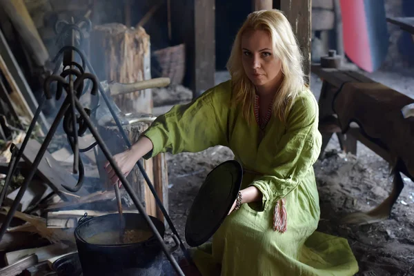 Menina Loira Roupas Vintage Viking Prepara Comida Caldeirão Fogo — Fotografia de Stock