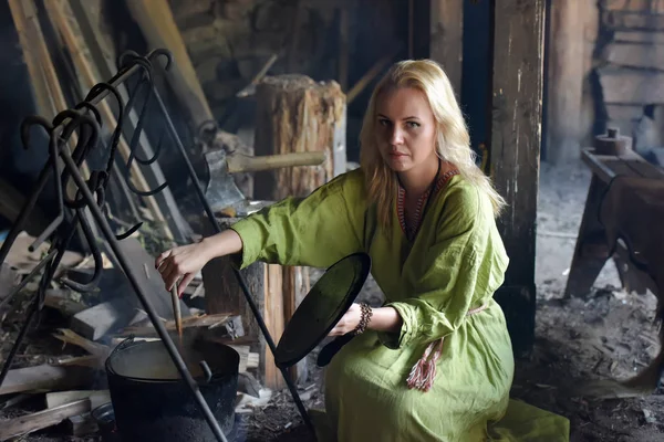 Blonde Girl Vintage Viking Clothing Prepares Food Cauldron Fire — Stock Photo, Image