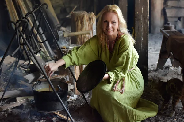 Vintage Viking Giyim Sarışın Kız Bir Yangında Bir Kazan Yiyecek — Stok fotoğraf