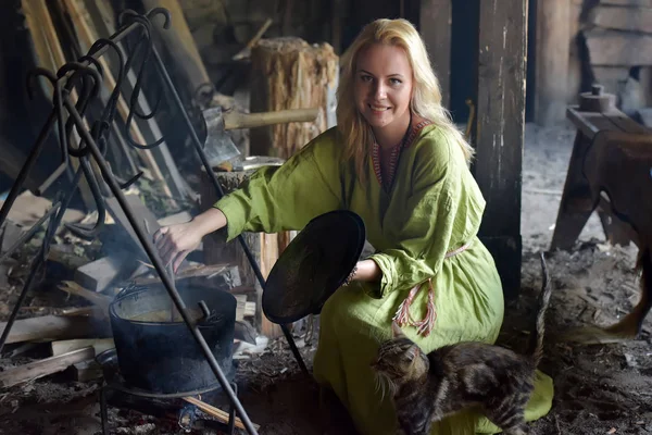 Blonde Girl Vintage Viking Clothing Prepares Food Cauldron Fire — Stock Photo, Image