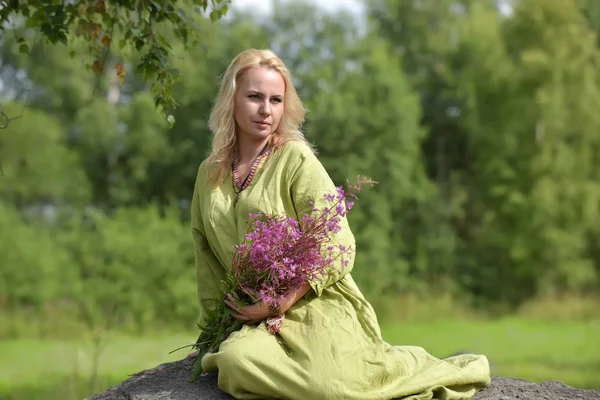 Menina Loira Roupas Vintage Viking Senta Com Flores Selvagens Nas — Fotografia de Stock