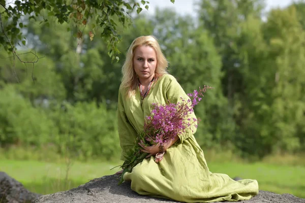 Muchacha Rubia Ropa Época Del Vikingo Sienta Con Las Flores —  Fotos de Stock