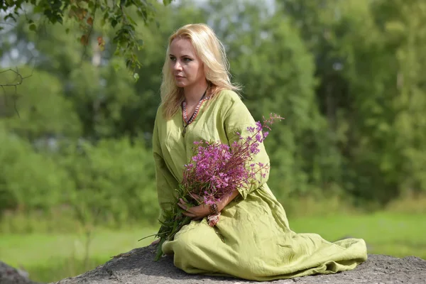 Flickan Den Blonda Vintage Kläder Viking Sitter Med Vilda Blommor — Stockfoto