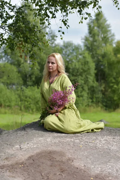 Viking Vintage Giysiler Içinde Sarışın Kız Elinde Yabani Çiçekler Ile — Stok fotoğraf