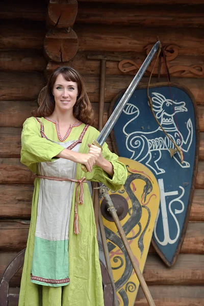 Flicka Viking Vintagekläder Med Ett Svärd Hennes Händer — Stockfoto