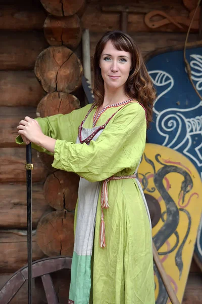Lány Vintage Viking Ruházat Karddal Kezében — Stock Fotó