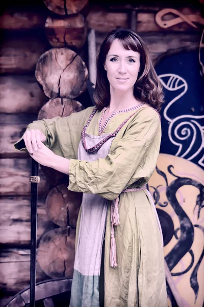 Flicka Viking Vintagekläder Med Ett Svärd Hennes Händer — Stockfoto