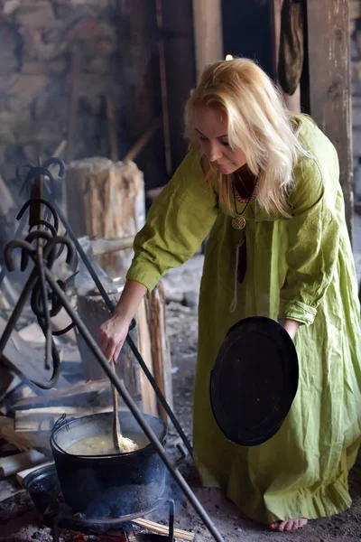 Menina Loira Roupas Vintage Viking Prepara Comida Caldeirão Fogo — Fotografia de Stock