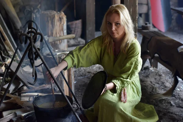Blonde Fille Vintage Viking Vêtements Prépare Nourriture Dans Chaudron Sur — Photo