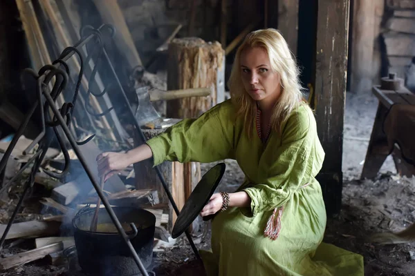 Szőke Lány Vintage Viking Ruházati Készít Ételt Egy Bogrács Tüzet — Stock Fotó