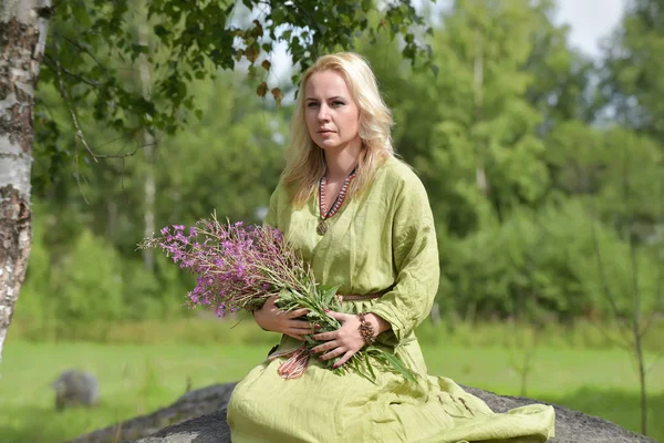 Viking Vintage Giysiler Içinde Sarışın Kız Elinde Yabani Çiçekler Ile — Stok fotoğraf