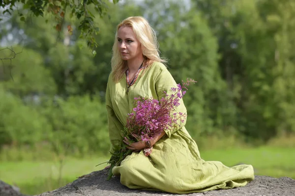 Menina Loira Roupas Vintage Viking Senta Com Flores Selvagens Nas — Fotografia de Stock