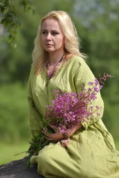 Menina Loira Roupas Vintage Viking Senta Com Flores Selvagens Nas — Fotografia de Stock