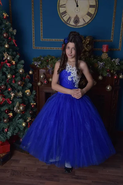 美丽的女孩在一个别致的蓝色礼服在圣诞节 — 图库照片