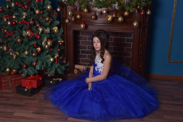 Όμορφο Κορίτσι Ένα Κομψό Μπλε Φόρεμα Χριστούγεννα — Φωτογραφία Αρχείου