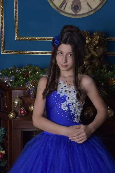 Mooi Meisje Een Chique Blauwe Jurk Kerst — Stockfoto