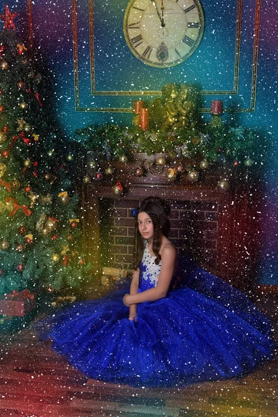 Belle Fille Dans Une Robe Bleue Chic Noël — Photo