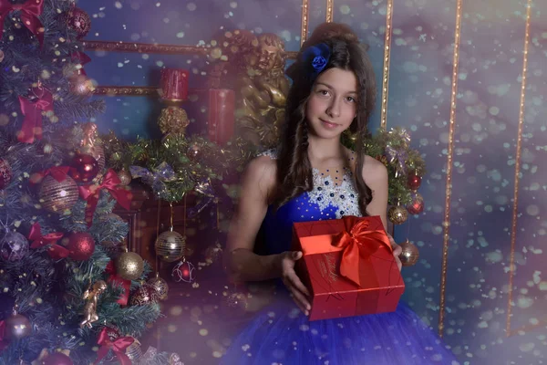 Glückliches Mädchen Blauen Kleid Mit Weihnachtsgeschenk — Stockfoto
