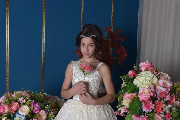 Menina Vitoriana Vestido Branco Com Flores — Fotografia de Stock