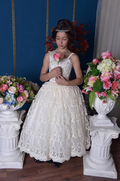 Victoriaanse Meisje Een Witte Jurk Met Bloemen — Stockfoto