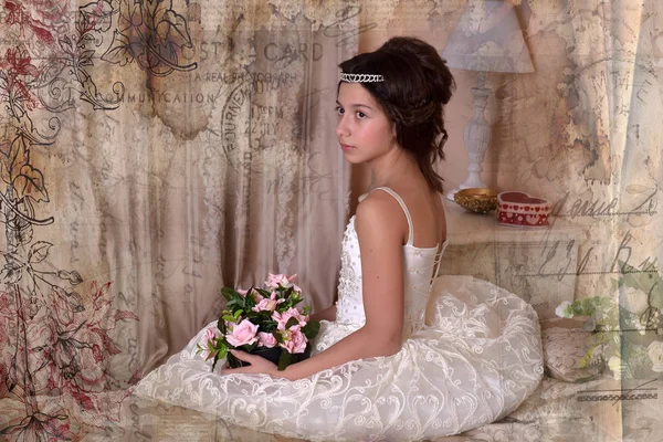 Menina Vitoriana Vestido Branco Sentado — Fotografia de Stock